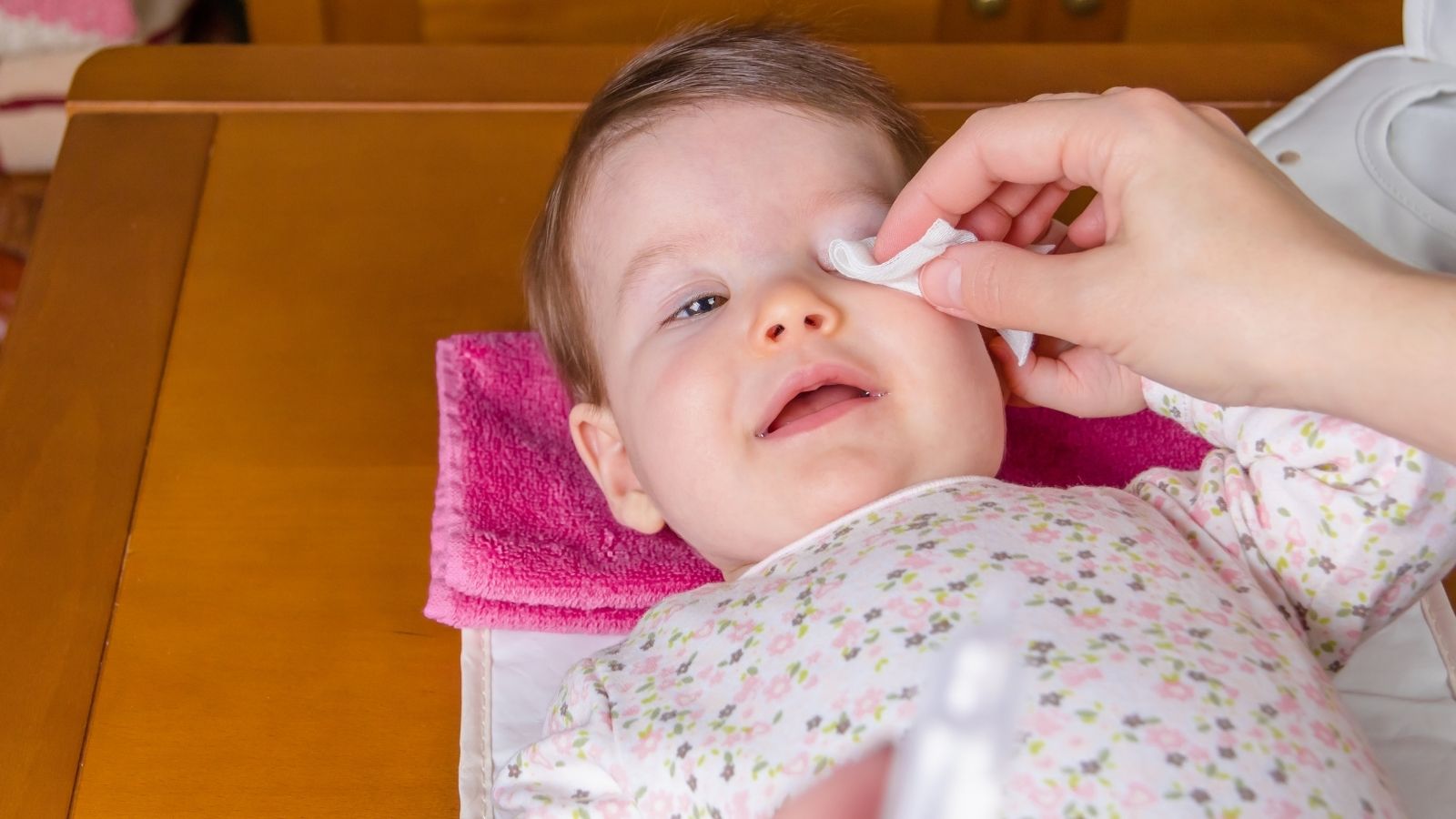 Новорожденным можно промывать. Протирание глаз. Промывание глаз новорожденному. Неонатальный конъюнктивит.
